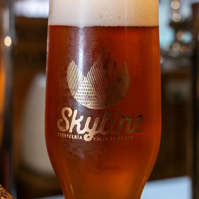 Hidromiel de la casa servida en vaso Skyline sobre la barra del tap room
